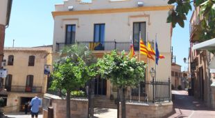 La façana del consistori, ahir, sense la pancarta en suport als presos polítics