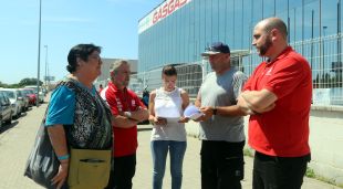 Els membres del comitè i els representants sindicals a l'exterior de la fàbrica de Torrot-Gas Gas de Salt