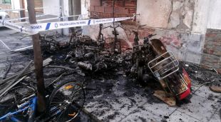 Imatge de les motos calcinades per l'incendi