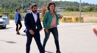 El conseller de Treball, Chakir el Homrani, i la consellera d'Agricultura, Teresa Jordà, arribant per visitar Dolors Bassa