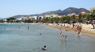 Turistes a la platja de Roses el juny de l'any passat