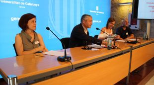 Anna Serra en primer terme i el secretari de Migracions, Oriol Amorós, al seu costat
