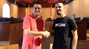 L'alcalde de Castelló d'Empúries, Salvi Güell, i el cap de llista de la CUP, Joan Basí, encaixant les mans