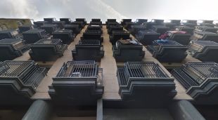 El jove ha caigut des del balcó de la cinquena planta