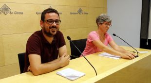 El portaveu de Guanyem Girona Lluc Salellas i la número 2 de la formació municipalista, Cristina Andreu