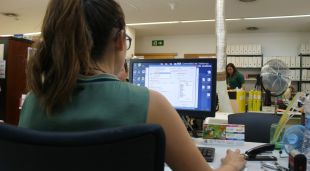 Una funcionària atenent una persona amb dos ventiladors