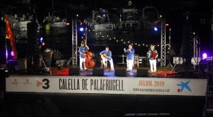 L'actuació del grup Arjau durant la 53a Cantada d'Havaneres de Calella de Palafrugell