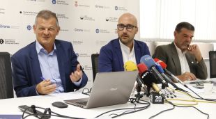 El director del festival de Peralada, Oriol Aguilà, el vicepresident del Patronat de Turisme de Girona i un regidor de l'Ajuntament de Peralada