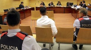 D'esquenes i custodiat dels mossos, l'acusat d'intentar matar tres joves tirotejant-los el cotxe a Figueres