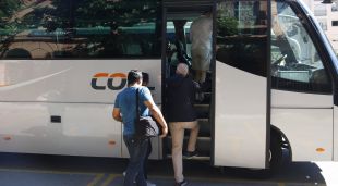 Un autobús cobrint el servei alternatiu al trajecte afectat de la R3 pel descarrilament