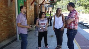 Els representants locals del Ripollès a l'estació de trens de Ribes de Freser