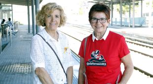 Les dues portaveus de la plataforma 'Perquè no ens fotin el tren', Fina i Teresa Arderiu, a l'estació de Torelló