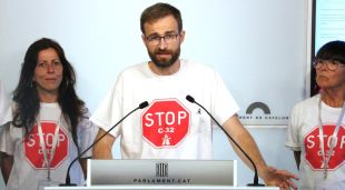 Portaveus del col·lectiu 'Stop C-32', al faristol de la sala de premsa del Parlament