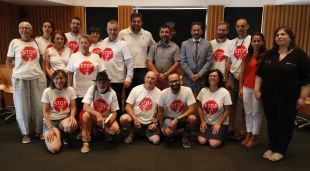Membres de l'equip de govern de Blanes i els representants de la plataforma Aturem la C-32