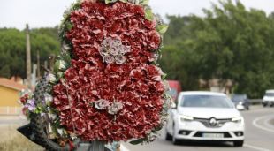 Un dels rams commemoratius a les víctimes mortals de l'accident del 21 de juliol de 2018 a la C-63