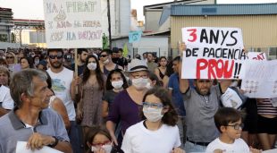 Manifestació a Sarrià de Ter per queixar-se de les pudors provinents de la paperera Hinojosa (arxiu)
