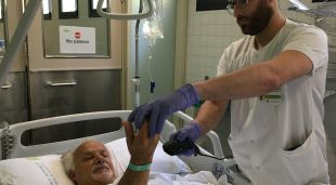 Un infermer i un pacient a l'hospital de Blanes (Selva) a la sortida de quiròfan
