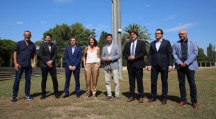 Foto de família davant un dels nodes de monitoratge instal·lats a Girona