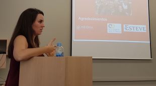 La investigadora Sílvia Castany exposant el treball