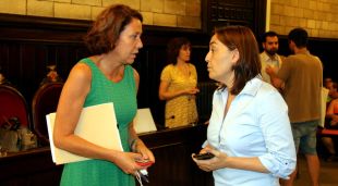 L'alcaldessa de Girona, Marta Madrenas, parla amb la portaveu del PSC Sílvia Paneque abans del ple municipal