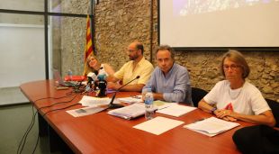 Els quatre representants de SOS Costa Brava amb l'advocat Rafel de Ribot i el portaveu Sergi Nuss al centre
