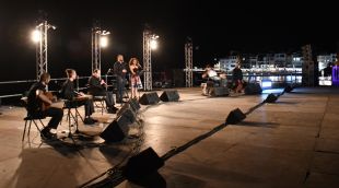 Els membres d'Orpheus XXI, ahir a la nit a la Mar d'en Manassa