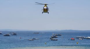 L'Helicòpter del SEM arribant a la platja de Canyelles Petites per assistir un banyista el dissabte passat