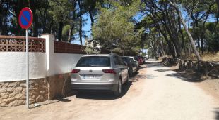 Un seguit de vehicles aparcats en una zona prohibida