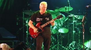 El cantant de New Order, Bernard Summer, tocant la guitarra durant el concert en el Festival de Porta Ferrada