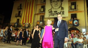 El president de la Generalitat, Quim Torra, i l'alcaldessa d'Amer, Maria Rosa Vila