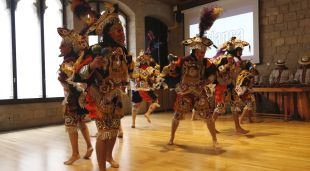 Una companyia de danses tradicionals de Guatemala interpretant un ball típic del seu país en la presentació del Festival Ésdansa