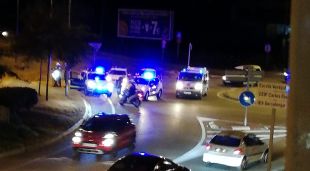 Moment final de la presecució quan els agents de Blanes van encerclar el vehicle a la fuga