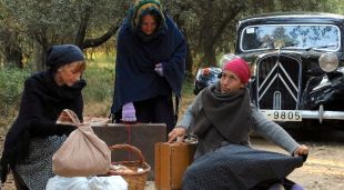 Tres de les figurants en una escena del curtmetratge