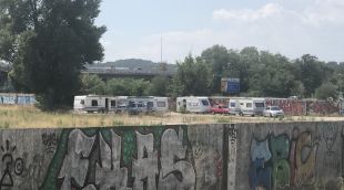 Les caravanes situades a l'extrem més allunyat de l'entrada al solar