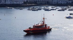 L'embarcació Salvamar Castor buscant al jove