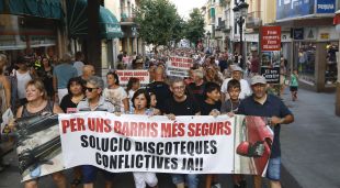 La manifestació veïnal en contra dels aldarulls dels locals d'oci nocturn al seu pas pel carrer Ample