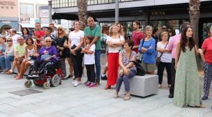 Una petita representació de les persones que s'han concentrat davant de l'Ajuntament