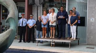 Representants municipals i dels cossos de seguretat de Platja d'Aro durant la concentració de condemna a l'agressió sexual