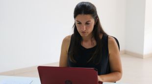 La directora d'AnimaNaturalis, Aïda Gascón, a l'oficina de l'entitat animalista