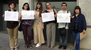 Els representants dels comerciants abans de registrar les signatures recollides a l'ajuntament