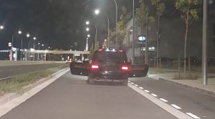 El vehicle que han abandonat els autors del tiroteig