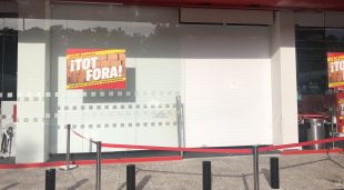 La porta, aquest matí, encara a mig arreglar