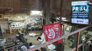 Membres de la Forja a l'interior de l'antic teatre Odeon, un cop ocupat