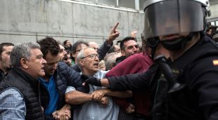 Agents de la Guàrdia Civil intenten desmuntar la cadena humana a les portes del col·legi de Sant Julià de Ramis