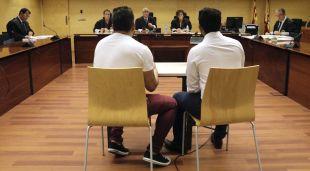 D'esquenes i a l'esquerra, l'acusat de violar dos cops una dona a Santa Coloma de Farners