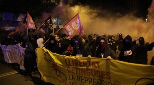 Un grup de manifestants convocats pels CDR s'han concentrat a Girona