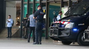 La presència policial a les portes de l'estació de Sants