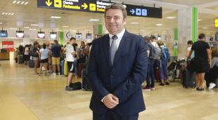 El nou director de l'Aeroport Girona-Costa Brava, Vicent Pallarès, a la terminal gironina