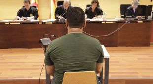D'esquenes, l'acusat de fer tocaments a menors al seu restaurant de Figueres