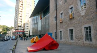 La façana de la Delegació del Govern a Girona, sense la pancarta en suport als presos independentistes,